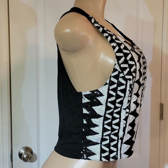 CHARLOTTE RUSSE WHITE &BLACK SEQUENCE PATTERN DESIGN CROP TOP - Picture 8 of 13